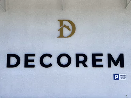 Logo zewnętrzne DECOREM na elewacji w Konstantynowie Łódzkim