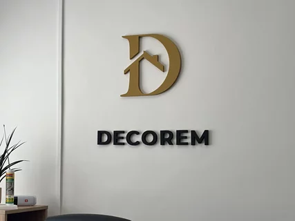 Logo wewnętrzne DECOREM w Konstantynowie Łódzkim