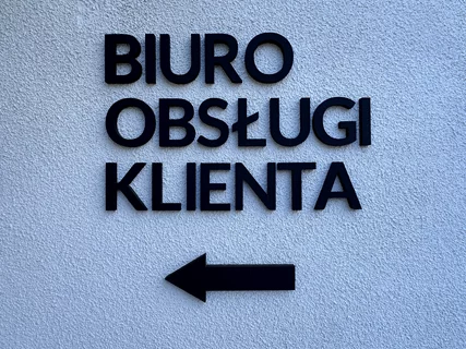 Napis - Biuro Obsługi Klienta ze strzałką