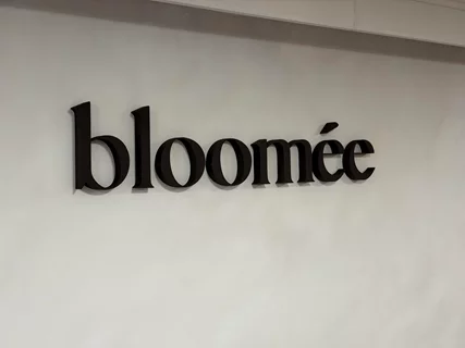 Logo wewnętrzne - Bloomee, ul. Sławinkowska 64 w Lublinie
